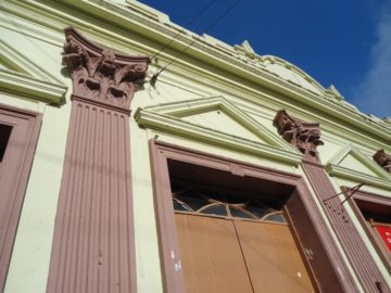 Os detalhes das fachadas chamam a atenção