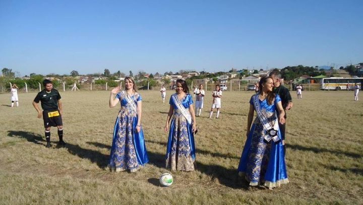 A rainha da 21ª Semana do Colono, Eliandra (C), e as princesas Taiane e Lucimara deram o pontapé inicial na partida que ocorreu no domingo, 3, no campo do bairro João Emílio, em Candiota