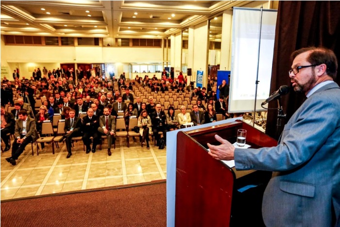 Folador em sua discursando durante o 36º Congresso dos Municípios do RS