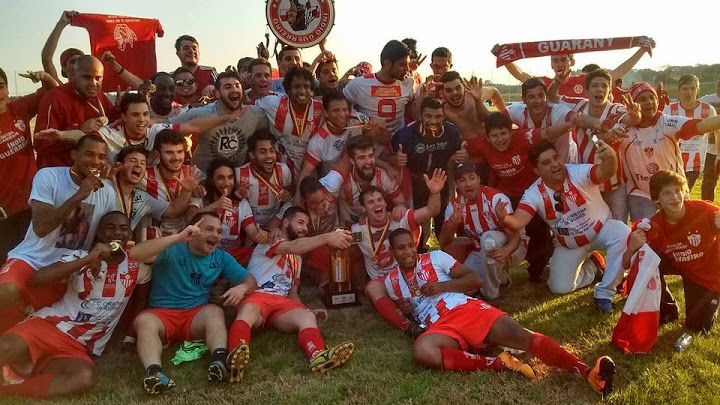 Jogadores, comissão técnica e diretoria comemorando o título 