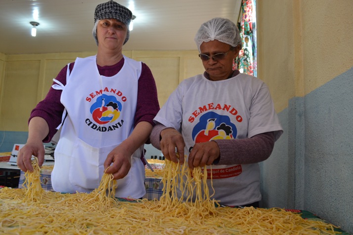 Massas caseiras serão servidas e vendidas durante o evento. Na foto as produtoras Olália (Cocota) e Noêmia