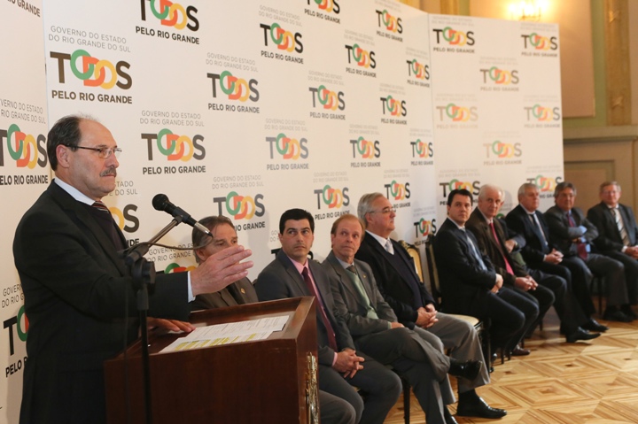 Governador José Ivo Sartori discursa acompanhado de perto pelo prefeito de Pedras Altas, Fábio Tunes (de gravata vinho)