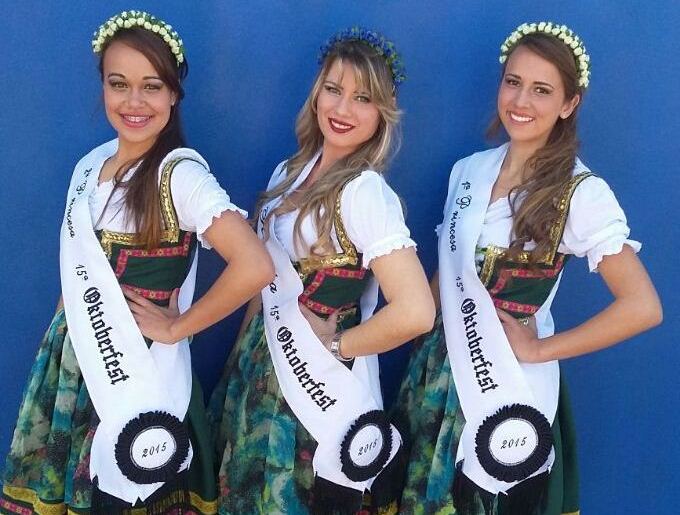 Corte da 15ª Oktoberfest: Eliandra Fernandes Ritta (2ª princesa), Taiane Gomes Pereira (rainha) e Luriani Maestri Marinho (1ª princesa)
