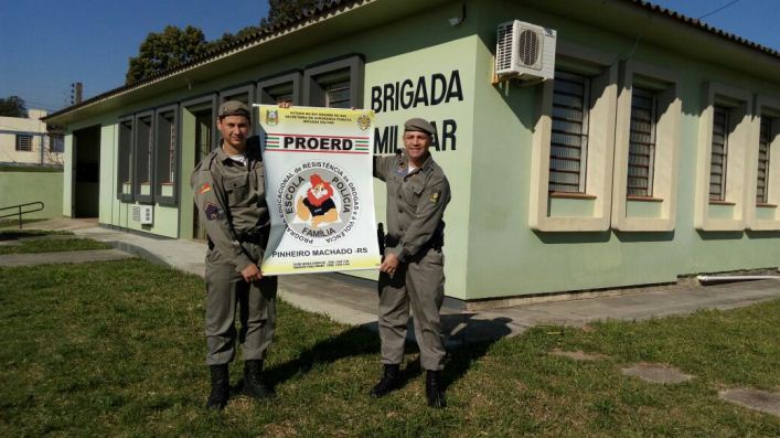 Soldados Laerte Fagundes e Ricardo Vaz desenvolvem as atividades do programa em Pinheiro Machado