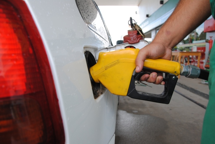Se o repasse da diminuição no preço na refinaria for feito integralmente para o preço ao consumidor, as reduções serão de 1,4% na gasolina e 1,8% no diesel