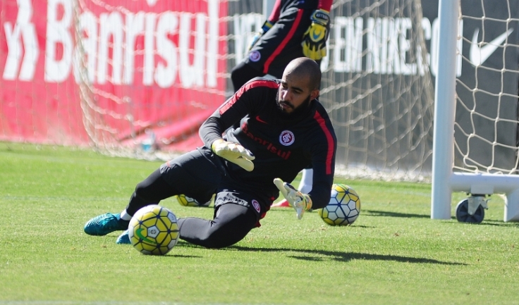 Goleiro Danilo Fernandes treina para jogo decisivo na luta contra o rebaixamento