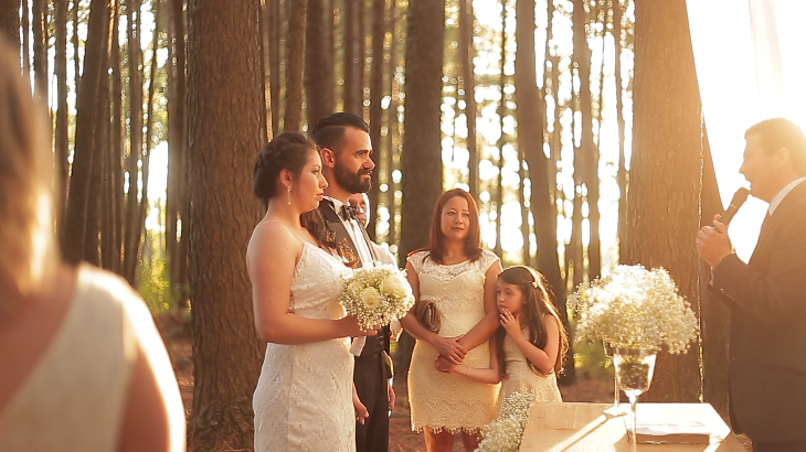 O casamento foi feito ao ar livre, num bosque próximo ao antigo Hotel