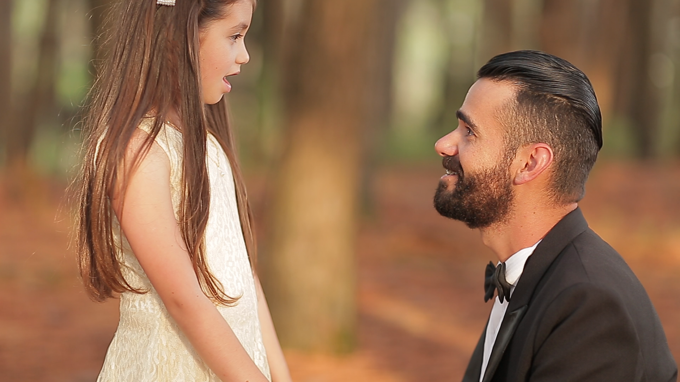 A pequena Analú, filha do casal, também foi supreendida pelo pai