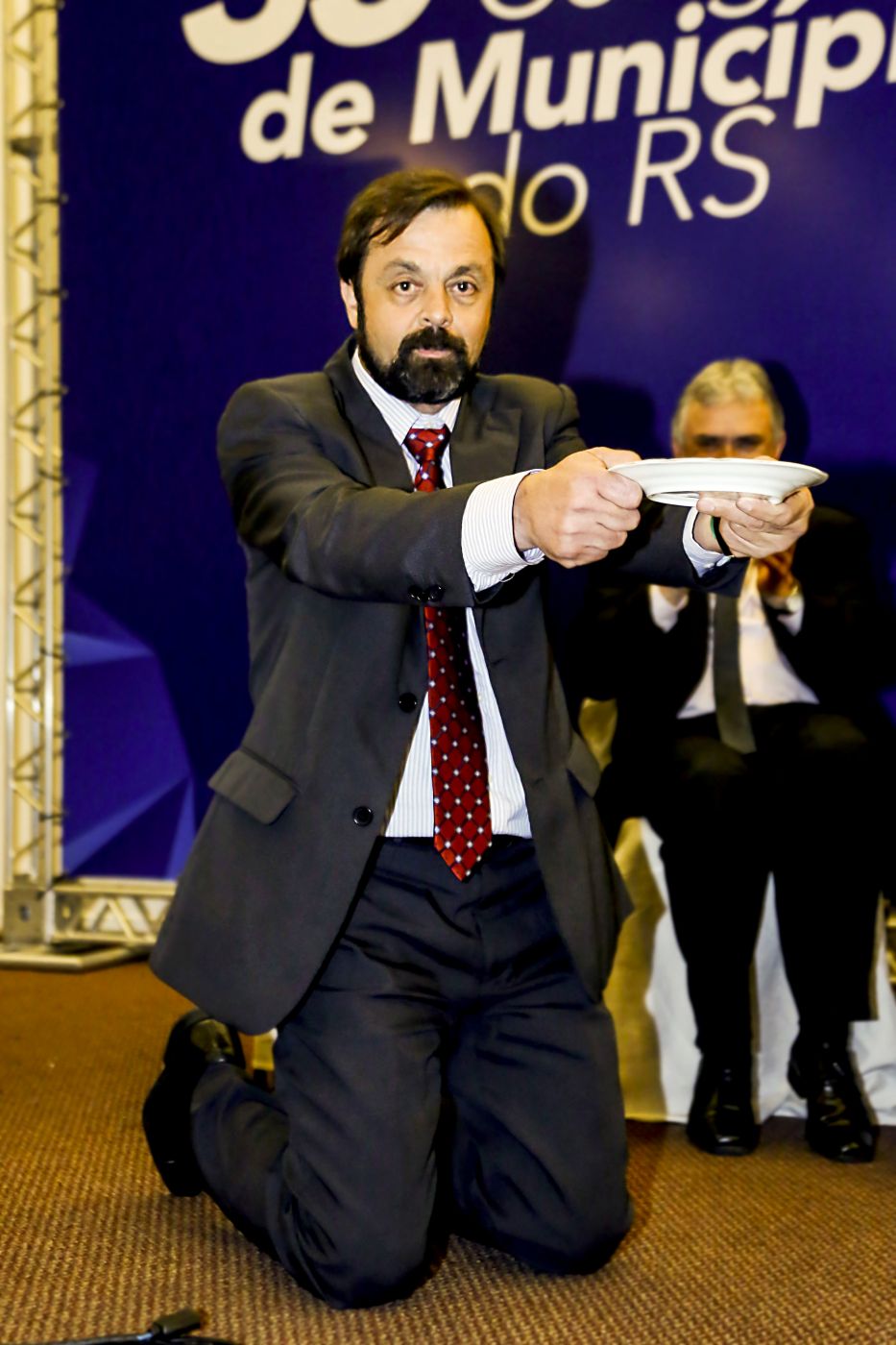 Folador, que presidiu a Famurs, diz que cidades não podem estar com o pires nas mãos. Na foto, ele representou o gesto em sua posse na entidade