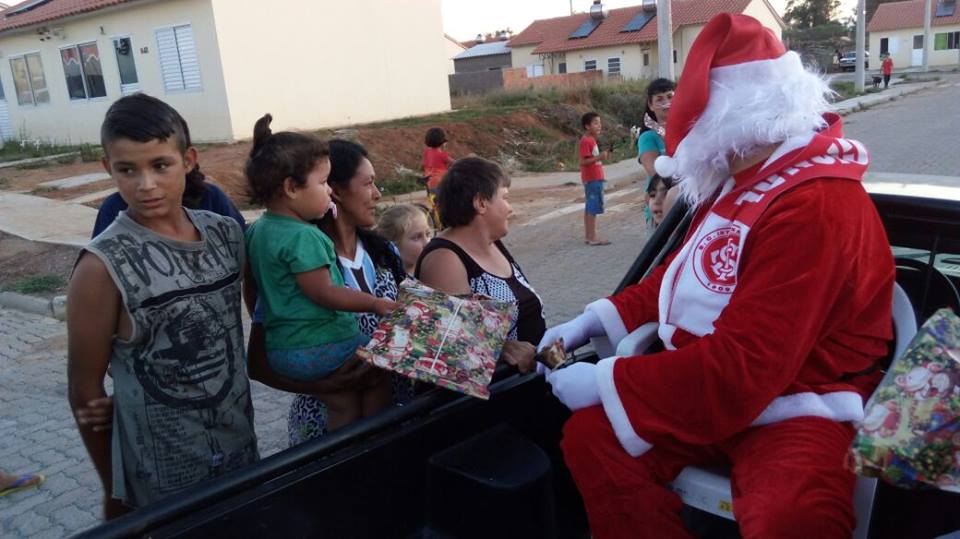 Papai Noel fez distribuição de cerca de 200 brinquedos e kits de doces