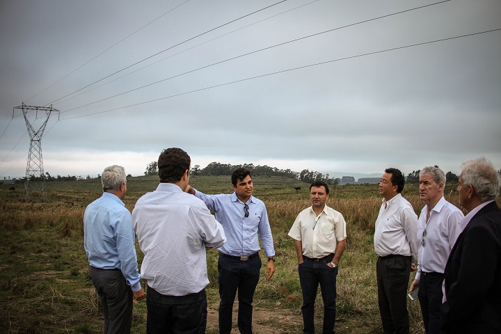 David Grose, acompanhado de Guilherme Batalha e o prefeito Zé Antônio, visitou a área onde será instalada a indústria