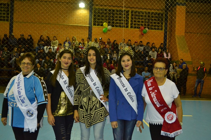 Rainha e princesas da Colônia em Festa e musas do Centro do Idoso abrilhantaram o evento