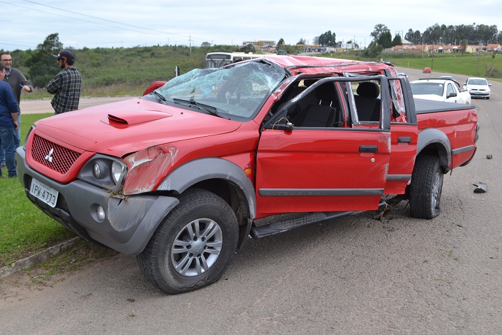 L 200 capotou de duas a três vezes e ficou bastante danificada