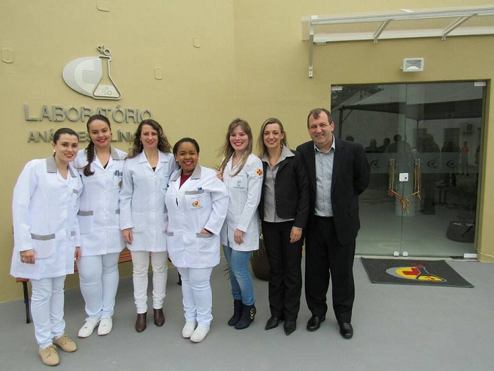 Equipe do hospital comemora inauguração do laboratório