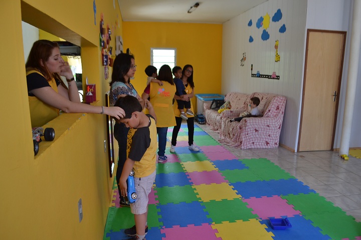 Escola possui um ótimo espaço e organizado de forma que monitoras tem acesso constante aos alunos, tanto no hall principal como na cozinha