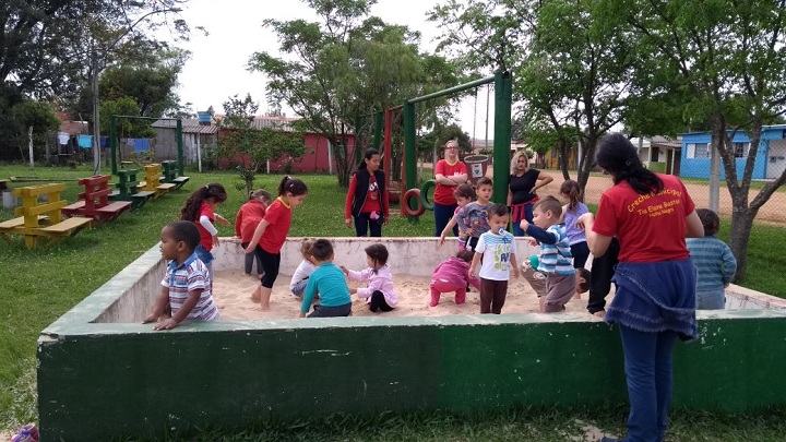 Creche Tia Elaine levou as crianças para a praça