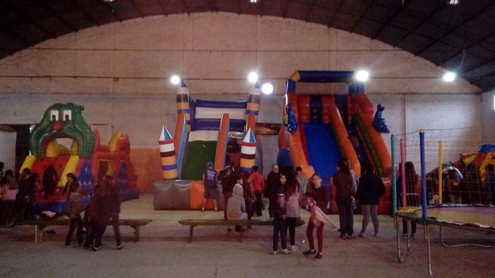 Ginásio ficou repleto de brinquedos durante a festa municipal que reuniu alunos de diversas escolas
