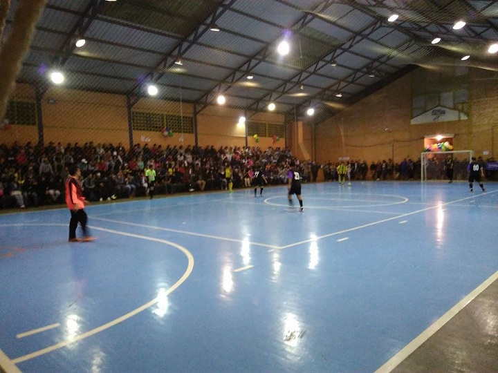 Desde o primeiro dia, o ginásio municipal fica lotado de torcedores todas as rodadas