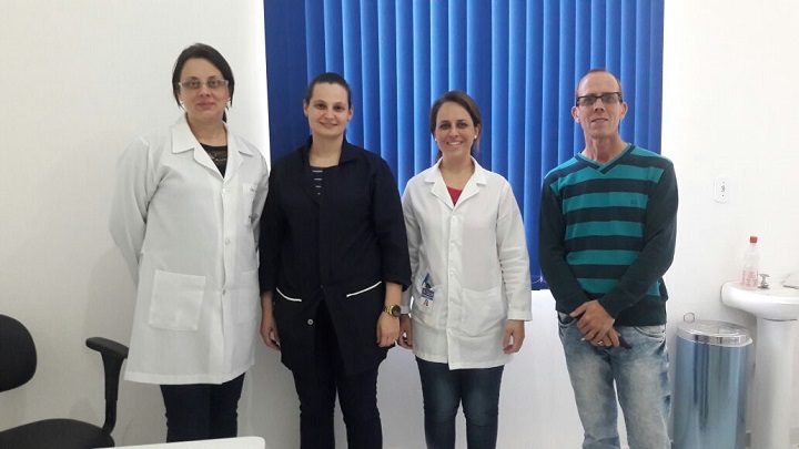 Médica Cristina Athayde (E) e parte da equipe junto ao secretário Volney