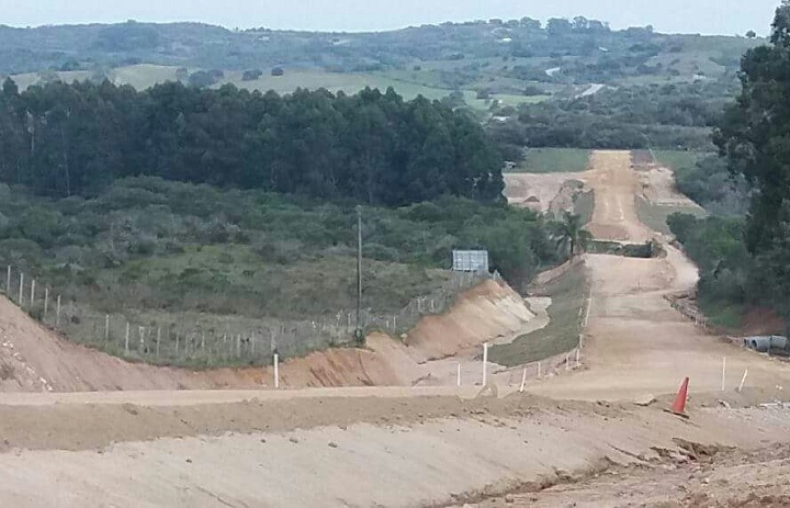 O trecho entre a BR-293 e o Passo dos Pires, que estava em obras, foi paralisado na semana passada e não tem previsão de retorno