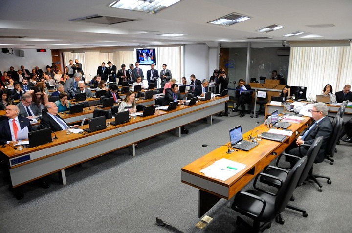A CCJ aprovou com nove votos favoráveis e quatro contrários o projeto que permite a demissão dos servidores públicos por 'insuficiência de desempenho'