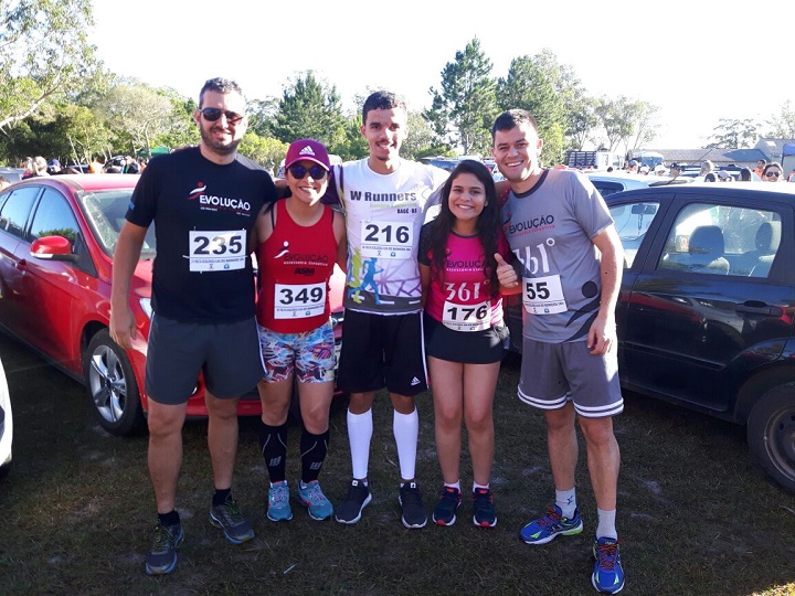 Murilo (D) junto com companheiros de prova, do grupo bolarunning, da igreja Bola de Neve, de Bagé.