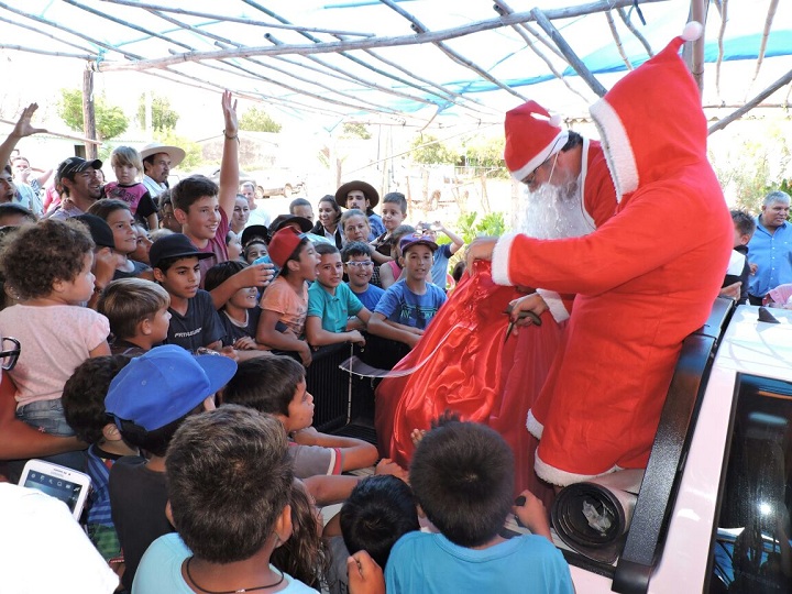 Papai e Mamãe Noel atraíram a atenção das crianças