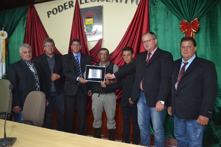 Sargento Marcos Vinícius recebeu a homenagem em nome da Brigada Militar de Hulha Negra