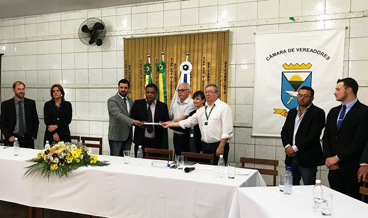 Em Candiota, plano foi entrega ao prefeito durante sessão solene