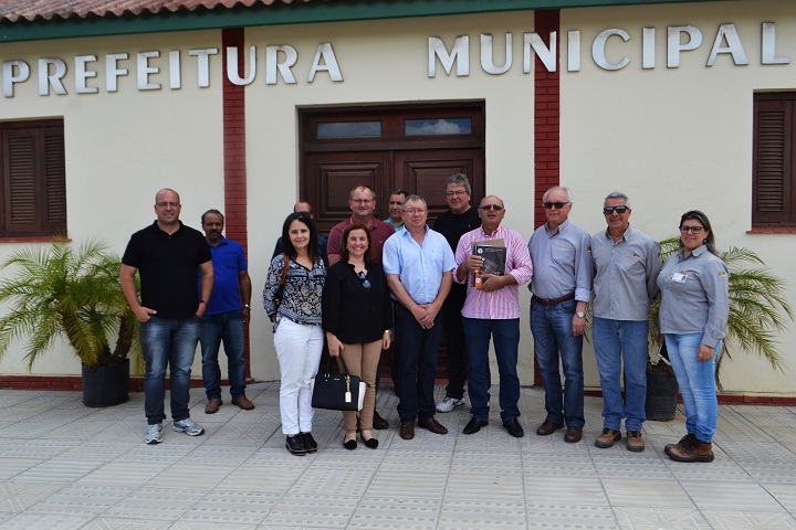 Prefeito de Hulha Negra recebeu o plano junto com a equipe na Prefeitura