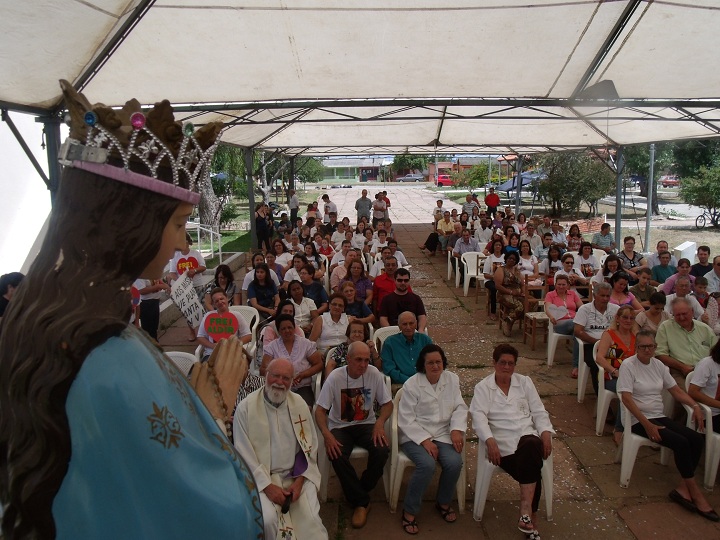 Festa costuma reunir centenas de pessoas da comunidade