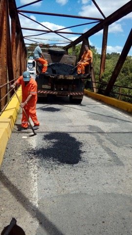 Ponte atual está em condições ruins e o tráfego  ocorre em apenas uma via, o que faz com que os  veículos precisem esperar os outros passarem  para cruzarem pela ponte