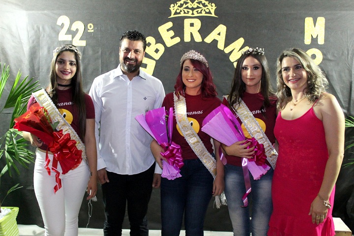 Prefeito Adriano dos Santos e primeira-dama Adriana Langort com a soberanas da 22ª edição do Canto Moleque