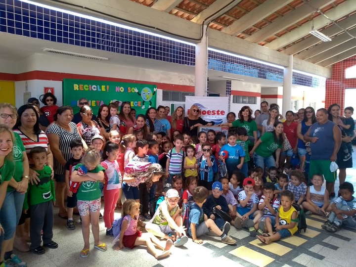 Escola Odete Lazzare Corrêa foi a vencedora da gincana com um uma quantia que ultrapassou os 1.600 quilos. Na foto, alunos da escola e comunidade escolar durante entrega do prêmio, por parte da Meioeste