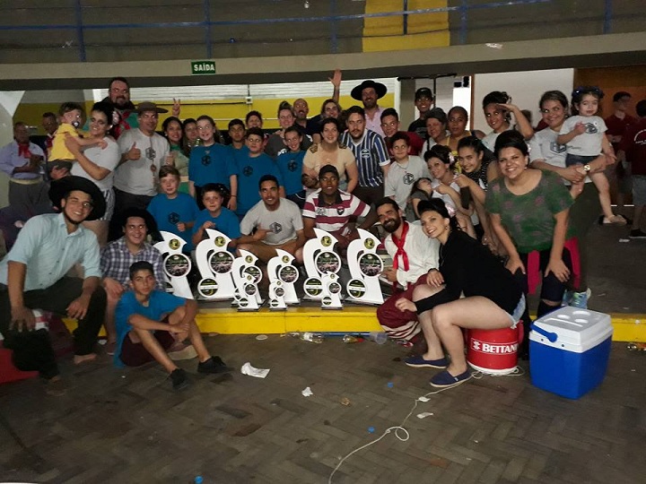 Grupo Herdeiros do Chirivino ganhou seis troféus representando a escola e o município