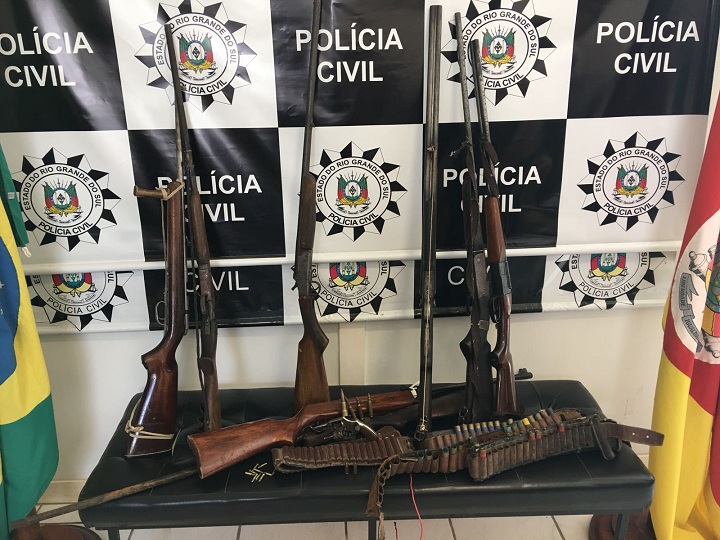 Sete armas foram apreendidas, além de munições