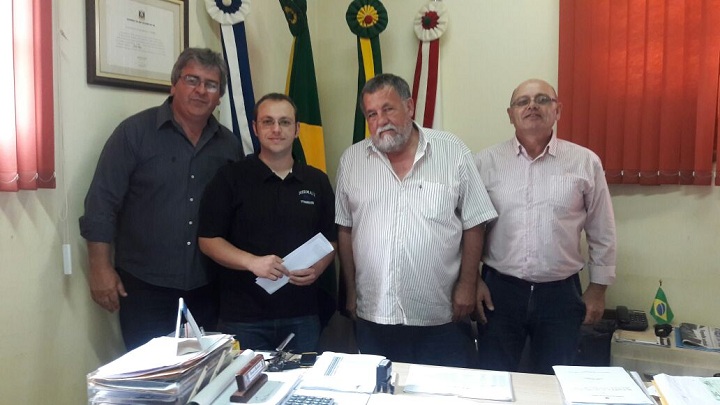 Prefeito Renato Machado (D) e vice Igor canto (E) reuniram-se com  o engenheiro e o responsável pela empresa recentemente