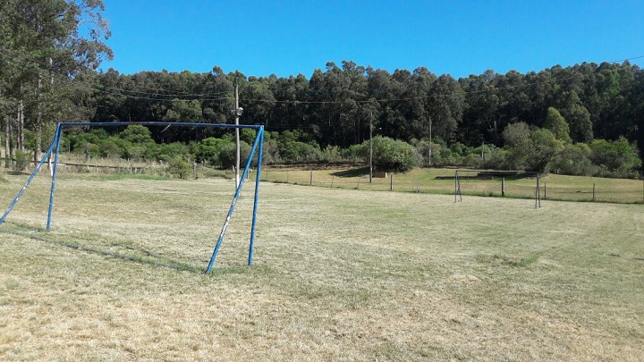 Quadra para esportes também foi roçada para práticas esportivas