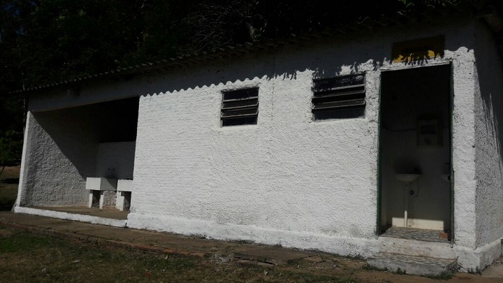 Banheiros foram pintados e são organizados pelos moradores