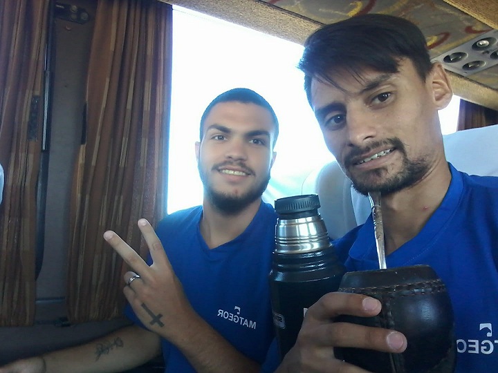 Axel (E) foi convocado para a Seleção de Cerro Largo. Na foto, ele aparece com o atleta Tainã, viajando para um amistoso em Punta Del Este em preparação ao nacional de seleções do Uruguai