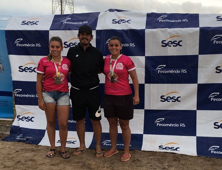 Bruna (E) e Bianca (D) com o coordenador de esportes