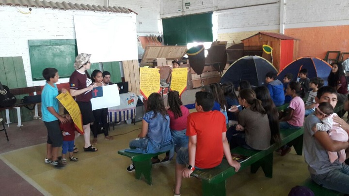 Além de momentos de reflexão sobre diversos assuntos (foto), grupo realiza ações sociais