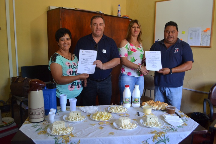 Produtoras Marili (E) e Janete (D), junto a Emater e a SDR de Hulha Negra, comemoraram o recebimento da documentação