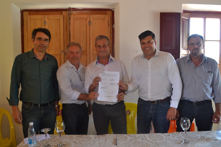 Chefe da Casa Civil, Fábio Branco (E) e prefeito  Bebeto Perdomo (C) assinaram o documento do projeto