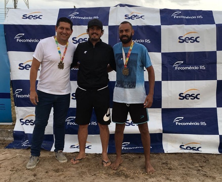 Jeferson (E) e Fabrício (D) com Leon (C)
