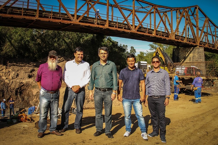 Acompanhado de lideranças do município, Secretário da Casa Civil, Fábio Branco , visitou a obra da nova ponte