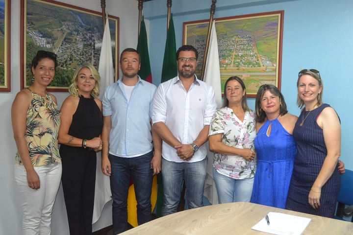 Alex e Ana Jovelina, ao lado do prefeito Adriano.  Secretária Giselma e integrantes das direções acompanharam os novos diretores