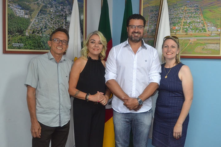 Prefeito Adriano e secretária Giselma agradeceram o trabalho dos antigos diretores, Valmir (E) e Lia (D)