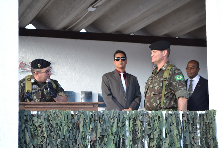 Coronel Rafael (E) agradeceu o tempo a frente do 3º RC Mec e saudou o novo comandante, o tenente-coronel Badaraco (D)