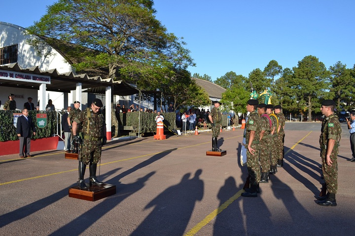 Troca de comando aconteceu na presença do general de Brigada Vendramin